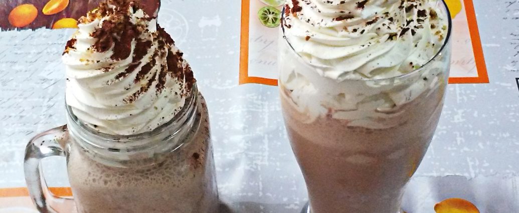 BATIDO DE HELADO DE CHOCOLATE CON NATA MONTADA CASERA